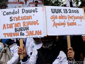 Poster Curahan Hati Para Buruh Ramaikan Demo di Gedung Sate