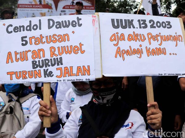 Poster Curahan Hati Para Buruh Ramaikan Demo di Gedung Sate