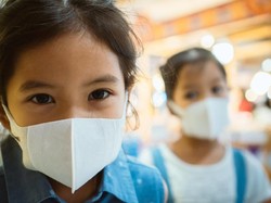 Boleh Sih Ajak Anak Keluar Rumah saat Polusi Udara Lagi Parah, Asalkan...