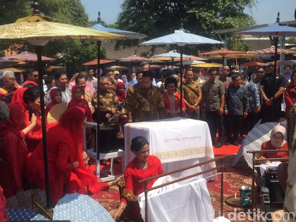 Jokowi: UNESCO Mengevaluasi Batik Sebagai Warisan Budaya Dunia Jokowi: UNESCO Mengevaluasi Batik Sebagai Warisan Budaya Dunia