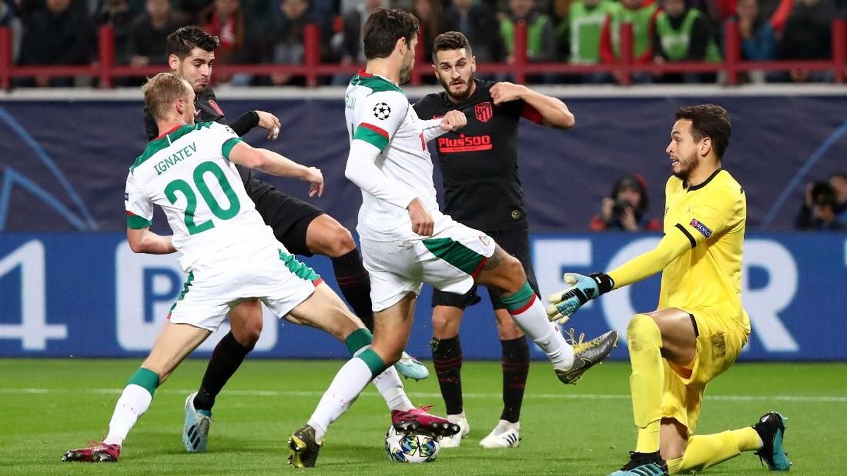 Atletico Madrid memenangi laga tandang melawan Lokomotiv Moskow 2-0 di Liga Champions. (Foto: Evgenia Novozhenina / Reuters)