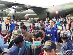 Khofifah Jemput Pengungsi Wamena Asal Jatim di Lanud Abdulrachman Saleh