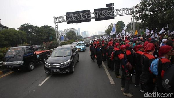 Melihat Suasana Jalan Tol Saat Massa Buruh Demo di DPR