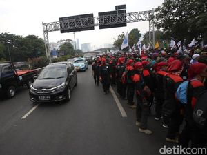 Melihat Suasana Jalan Tol Saat Massa Buruh Demo di DPR