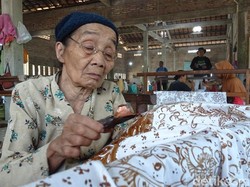 Mbah Sripah di Rembang, di Usia 87 Tahun Masih Jernih Membatik