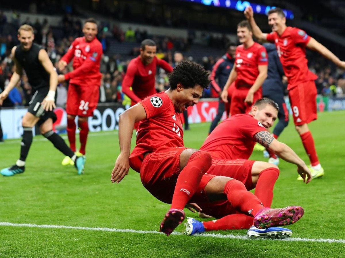 Serge Gnabry dikerjai selepasn menjadi bintang kemenangan Bayern Munich atas Tottenham Hotspur. (Foto: Eddie Keogh/Reuters)