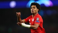 Di sektor kiri tak ada nama lain yang paling layak selain Serge Gnabry. Ia bisa dibilang menjadi penampil terbaik pada matchday kedua. Gnabry mengemas Quat-trick untuk mengantarkan Bayern Munich menang 7-2 atas Tottenham Hotspur. (Foto: Julian Finney/Getty Images)