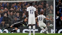 Tottenham Hotspur memperkecil skor lewat penalti Harry Kane. Action Images via Reuters/Paul Childs.