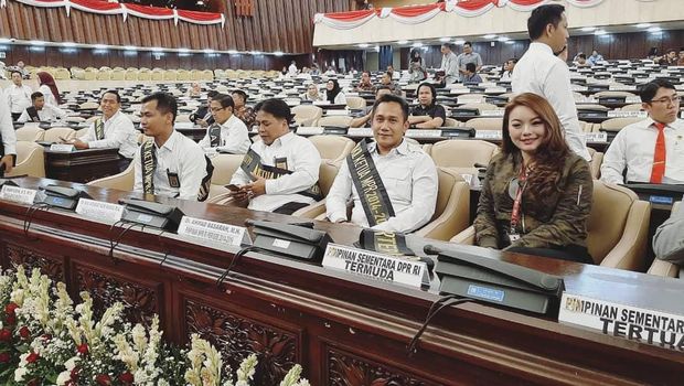 Hillary Lasut di DPR