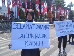 Begini Cara Polwan Sambut Buruh yang akan Demo di DPRD Jatim