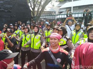 Demo Adem, Buruh dan Polisi Flashmob Entah Apa yang Merasukimu