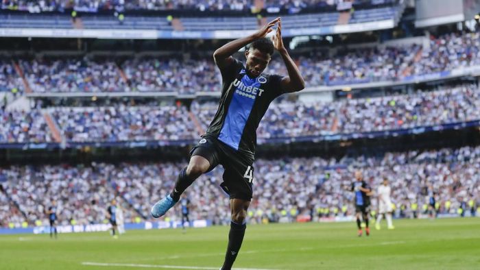 Emmanuel Dennis menyampaikan pesan kekecewaan setelah Real MAdrid melepas Cristiano Ronaldo usai mencetak gol untuk Club Brugge. (AP Photo/Manu Fernandez) Emmanuel Dennis menyampaikan pesan kekecewaan setelah Real MAdrid melepas Cristiano Ronaldo usai mencetak gol untuk Club Brugge. (AP Photo/Manu Fernandez)