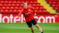 Siapa yang kini tak tahu Erling Haaland? Bakatnya dulu ikut diendus Rangnick, sampai berujung langkah RB Salzburg menggaetnya dari Molde pada Januari 2019. Foto: Jason Cairnduff/Reuters