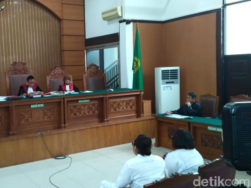 Nunung dan Suami Didakwa Kasus Sabu Nunung dan Suami Didakwa Kasus Sabu