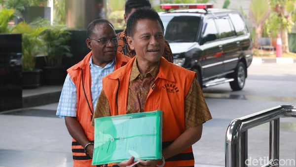 Pakai Batik, Soetikno Soedarjo Jalani Pemeriksaan di KPK