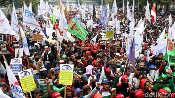 Penampakan Massa Buruh yang Demo di Depan Gedung DPR