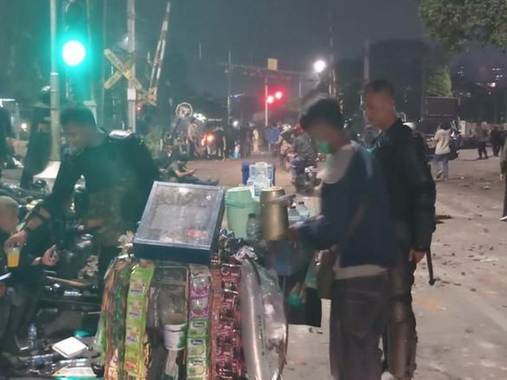 Nekat! 5 Pedagang Makanan Tetap Jualan di Lokasi Demo Demi Raup Untung