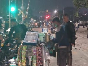 Nekat! 5 Pedagang Makanan Tetap Jualan di Lokasi Demo Demi Raup Untung Nekat! 5 Pedagang Makanan Tetap Jualan di Lokasi Demo Demi Raup Untung