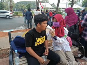 Kisah Relawan Medis Mahasiswa yang Turut Ikut dalam Aksi Demo Kisah Relawan Medis Mahasiswa yang Turut Ikut dalam Aksi Demo