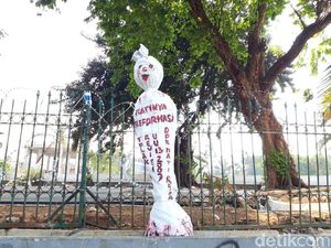 Pocong Tertinggal di Sekitar Gedung DPR Usai Demo Buruh Pocong Tertinggal di Sekitar Gedung DPR Usai Demo Buruh
