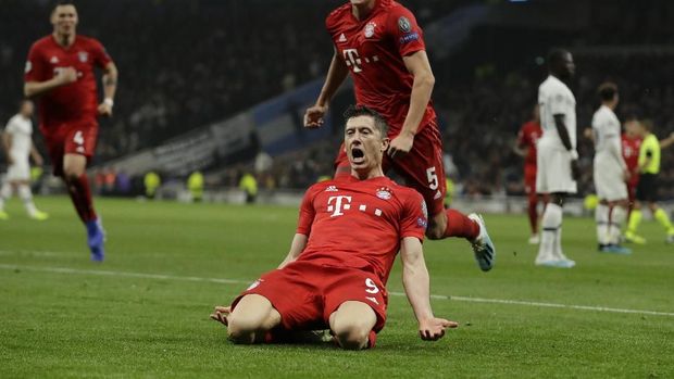 Robert Lewandowski cetak dua gol ke gawang Tottenham.