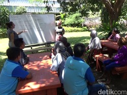 2 Cewek Bule Ini Blusukan Ajari Warga Banyuwangi Berbahasa Inggris