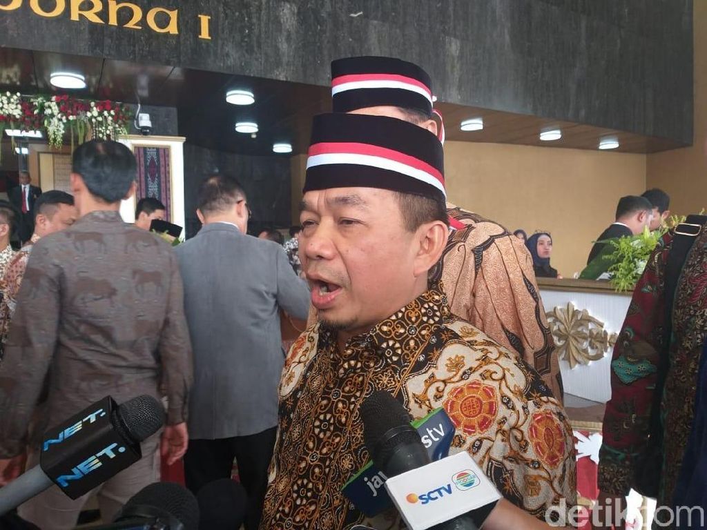 Fraksi PKS Kompak Pakai Pita Merah Putih di Peci, Ini Alasannya Fraksi PKS Kompak Pakai Pita Merah Putih di Peci, Ini Alasannya