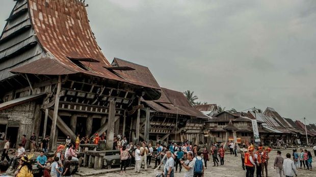 Lompat batu adalah tradisi yang ada di