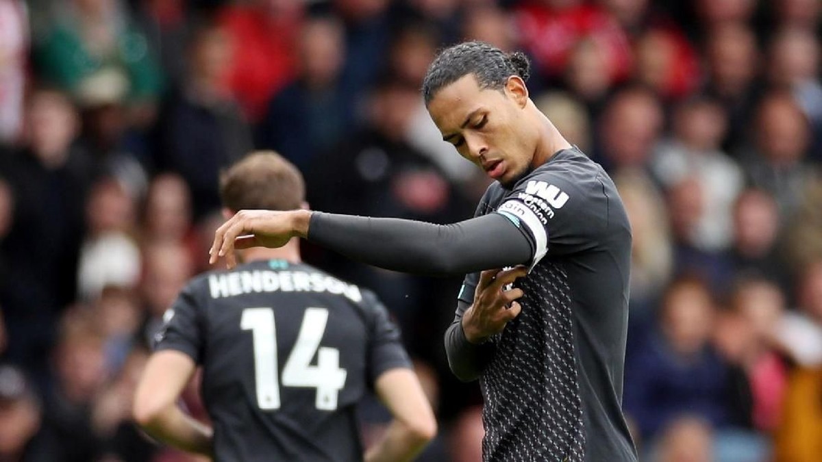Virgil van Dijk disebut bapaknya bek-bek Liverpool. (Foto: Carl Recine/Reuters)