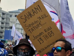 Poster Nyeleneh juga Bertebaran di Aksi Buruh Dekat DPR
