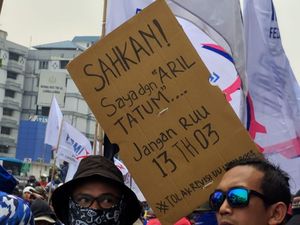 Poster Nyeleneh juga Bertebaran di Aksi Buruh Dekat DPR Poster Nyeleneh juga Bertebaran di Aksi Buruh Dekat DPR