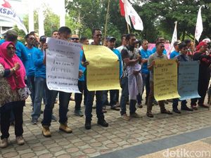 Geruduk DPR Aceh, Buruh Curhat Upah Murah Rp 300 Ribu/Bulan