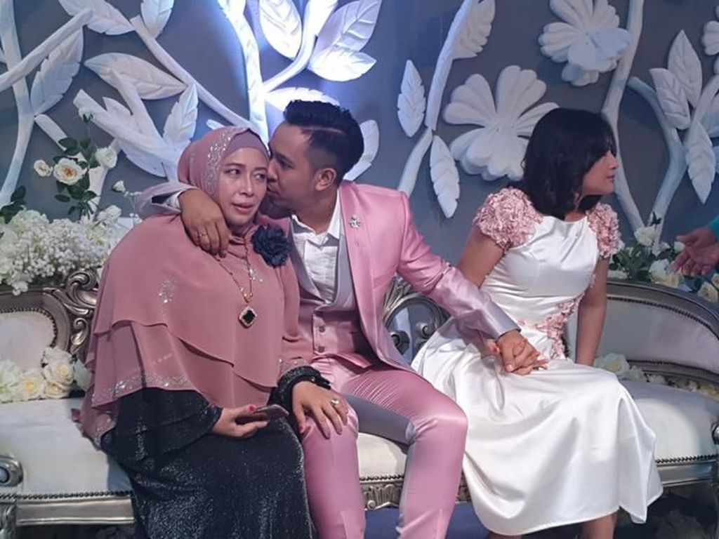 Cerita Sedih Ibu yang Dihalangi Masuk ke Pernikahan Putranya Sendiri Viral Cerita Sedih Ibu yang Dihalangi Masuk ke Pernikahan Putranya Sendiri Viral