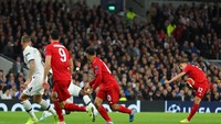 Kimmich mencetak gol dari luar kotak penalti. REUTERS/Eddie Keogh.
