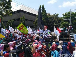 Saat Massa Buruh di Jateng Demo Lalu Flasmob Salah Apa Aku