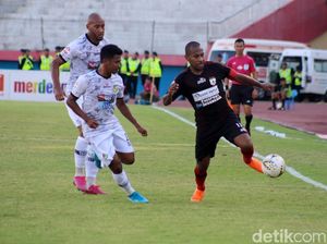 10 Pemain Persipura Tundukkan Tira Persikabo 3-0
