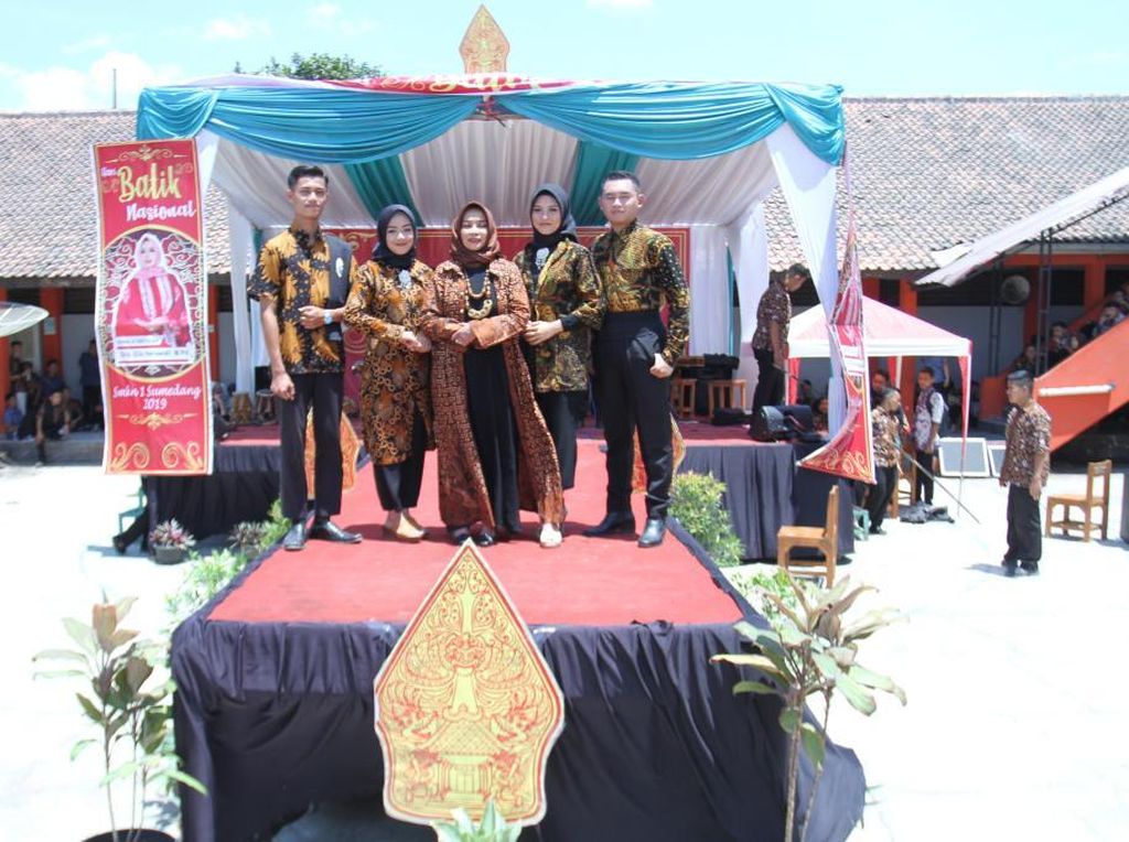 Melihat Keseruan Guru-Siswa Sumedang Fashion Show Batik di Sekolah