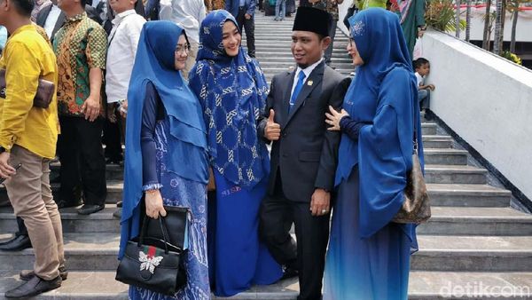 Potret Anggota DPR Lora Fadil dan 3 Istrinya