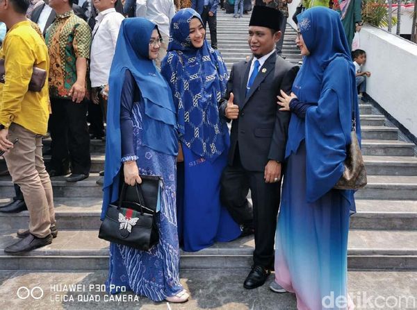 Potret Anggota DPR Lora Fadil dan 3 Istrinya