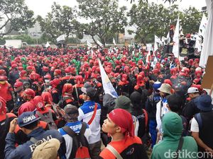 Buruh Sebut Jokowi Janji Revisi Aturan Upah