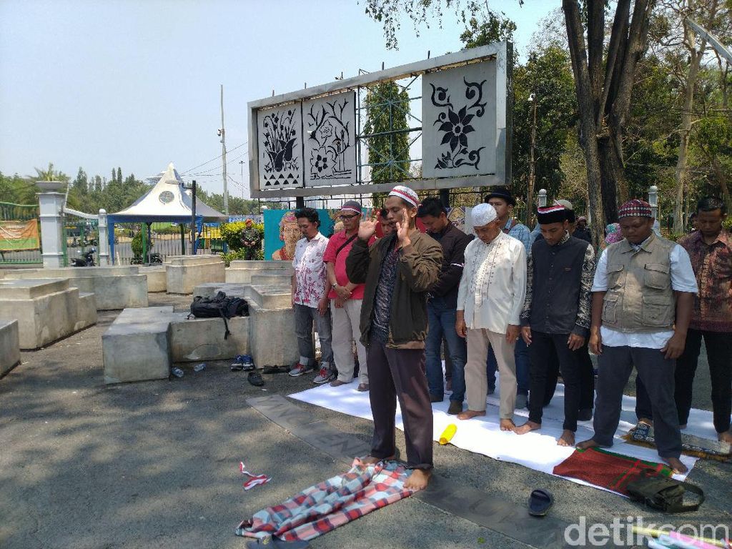 Doakan Korban di Wamena, Forum Awak Minang Salat Gaib Depan Istana Doakan Korban di Wamena, Forum Awak Minang Salat Gaib Depan Istana