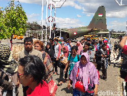 Tiba di Makassar, Pengungsi dari Wamena Langsung Cek Kesehatan