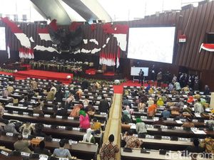 Hanya Dipimpin Hillary Lasut, Sidang Paripurna MPR Hujan Interupsi Hanya Dipimpin Hillary Lasut, Sidang Paripurna MPR Hujan Interupsi