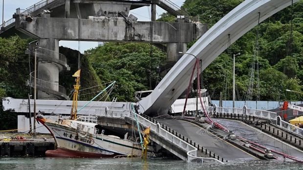 Tim penyelamat masih terus melanjutkan upaya pencarian