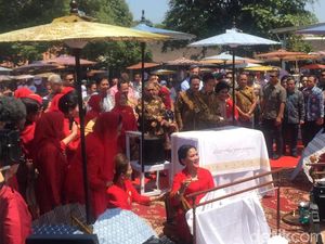 7 Momen Jokowi dan Iriana Membatik Bersama 500 Orang di Hari Batik Nasional 7 Momen Jokowi dan Iriana Membatik Bersama 500 Orang di Hari Batik Nasional