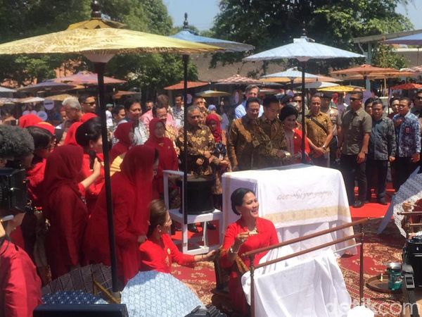 7 Momen Jokowi dan Iriana Membatik Bersama 500 Orang di Hari Batik Nasional