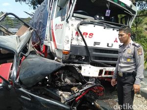 Pecah Ban, Pikap Serempet Tukang Cilok dan Tabrak Tronton di Ciamis