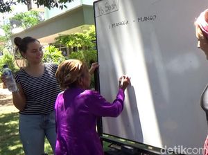 Dua Bule Cantik Ini Blusukan Ajarkan Bahasa Inggris Untuk Warga Banyuwangi