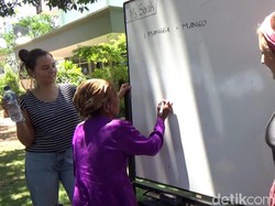 Dua Bule Cantik Ini Blusukan Ajarkan Bahasa Inggris Untuk Warga Banyuwangi