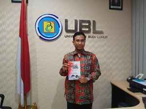 Tulis Buku Mendamaikan Syariah & NKRI, Dosen UBL: NKRI Sudah Final Tulis Buku Mendamaikan Syariah & NKRI, Dosen UBL: NKRI Sudah Final
